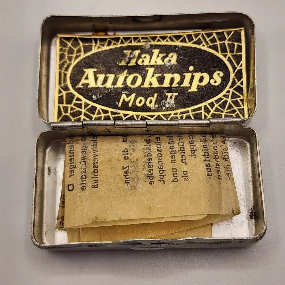 Vintage Haka Autoknips Mod II Self Timer Camera Accessory Metal Case & Paper